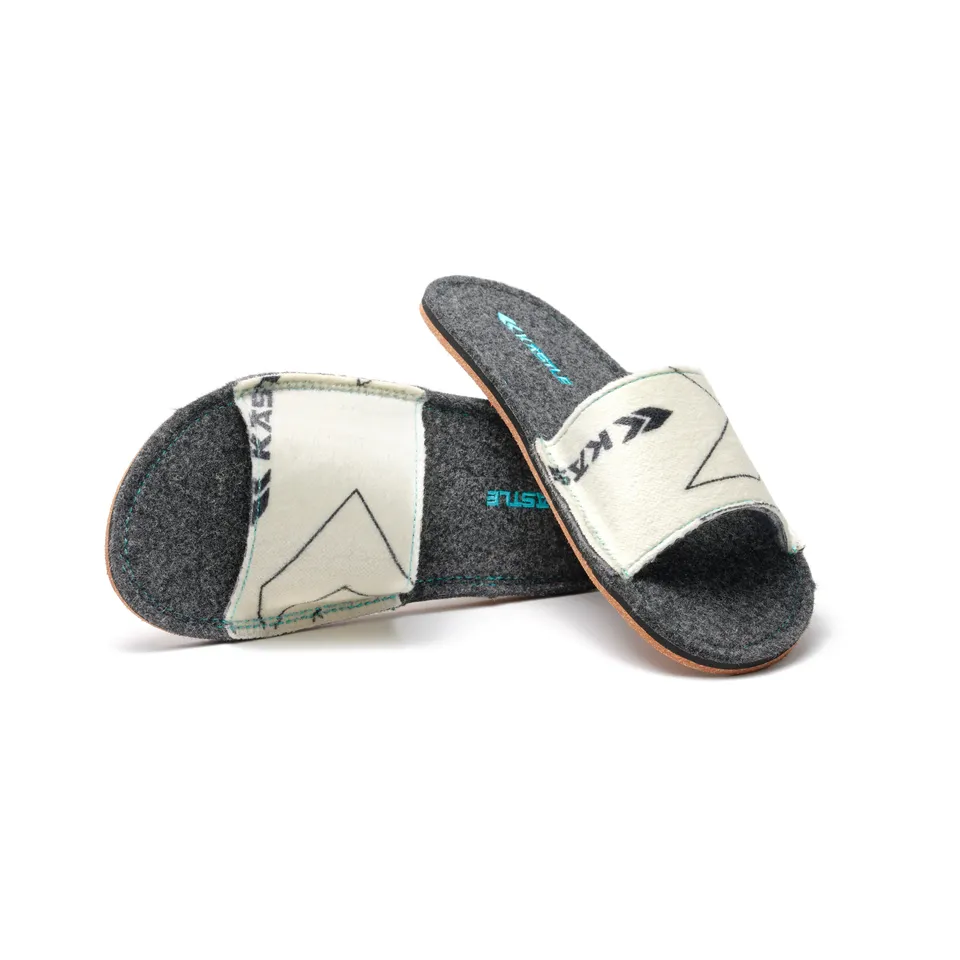 k-stle-ligth-skin-slippers-h-ttenschuhe-aus-tourenfell-resten image 1